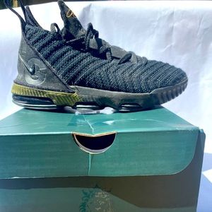 Nike LeBron XVI Shoes in Black/Metallic Gold